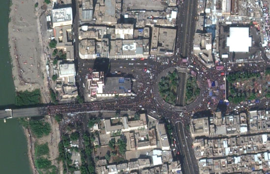 منظر-جوي-يظهر-احتجاجات-على-الجسور-وفي-ميدان-التحرير-في-بغداد