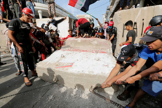 المتظاهرون-امام-الجدران-الخرسانية