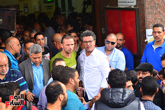 المخرج عمرو عرفة فى جنازة هيثم أحمد زكى