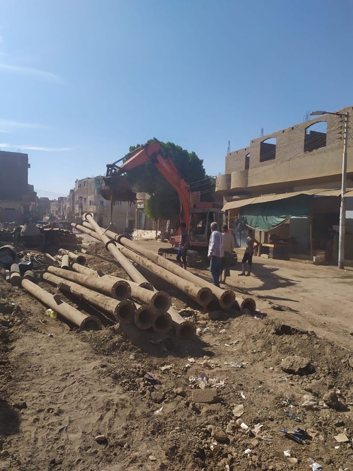 تمهيد طرق بمدينة الزينية فى الأقصر لاستكمال مشروع الصرف الصحى المتوقف (5)