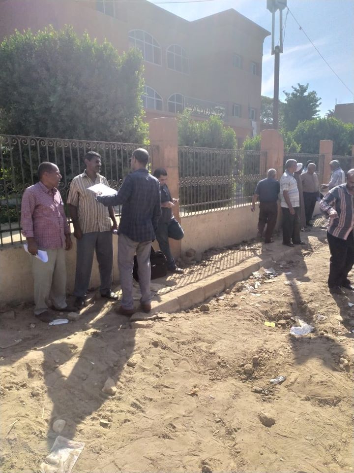 تمهيد طرق بمدينة الزينية فى الأقصر لاستكمال مشروع الصرف الصحى المتوقف (4)
