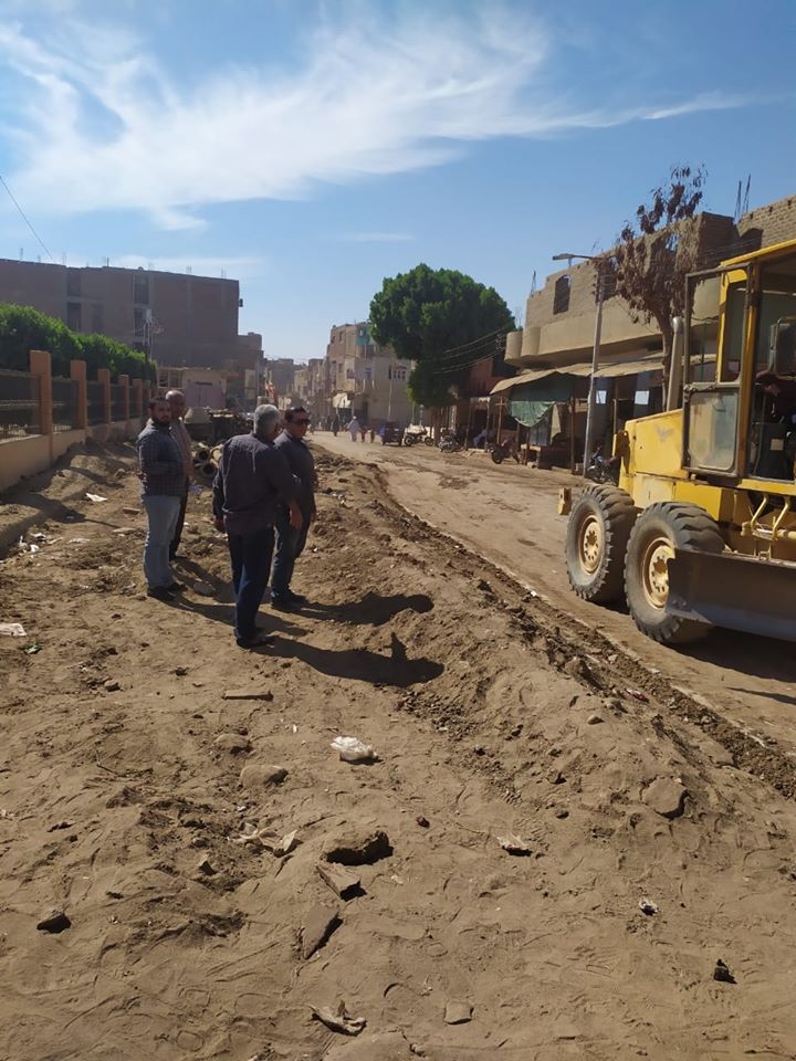 تمهيد طرق بمدينة الزينية فى الأقصر لاستكمال مشروع الصرف الصحى المتوقف (1)