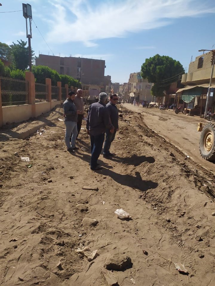 تمهيد طرق بمدينة الزينية فى الأقصر لاستكمال مشروع الصرف الصحى المتوقف (6)