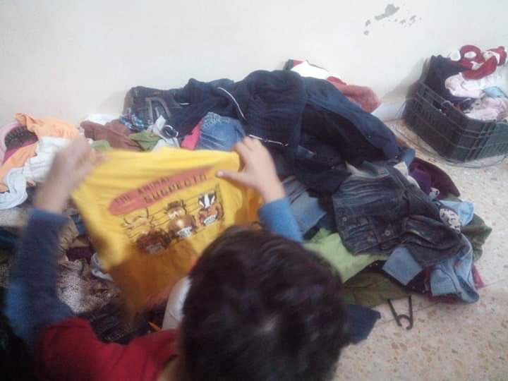 متطوعون بشمال سيناء يطلقون مبادرة ملابس الشتاء تدفئ الجميع (4)