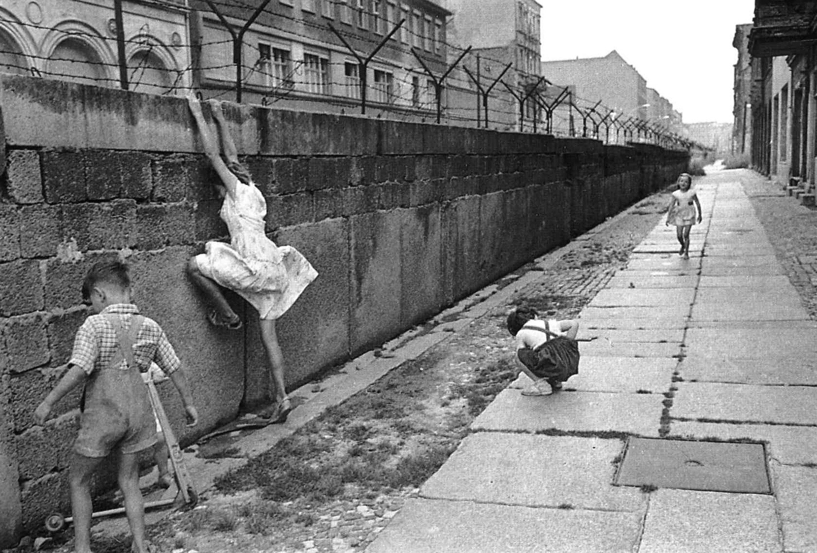 أطفال ألمان خلف جدار برلين
