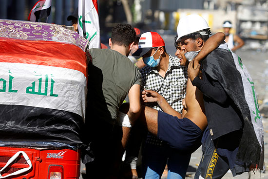 المتظاهرون يحملون مصابا خلال الاحتجاجات