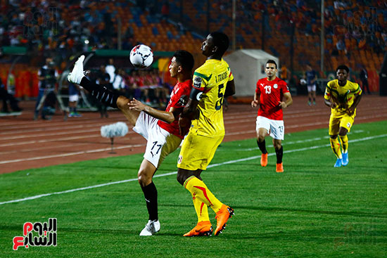 صراع على الكرة بين لاعبي مصر ومالى