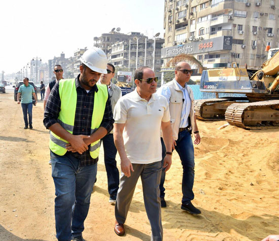 الرئيس عبد الفتاح السيسى يتفقد سير الأعمال الإنشائية بمجموعة مشروعات الطرق والكباري بمنطقة مصر الجديدة (5)