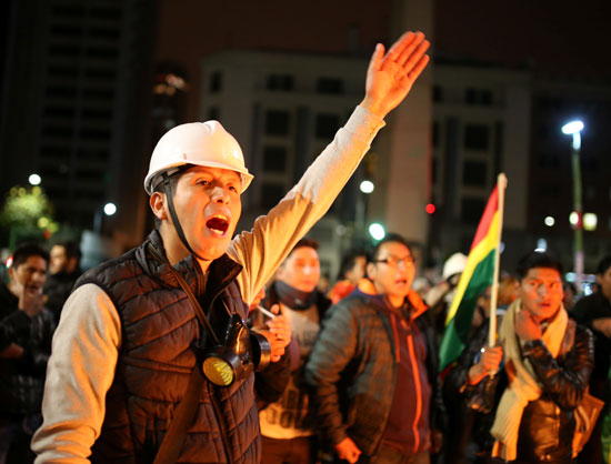 هتافات المتظاهرين ضد النظام