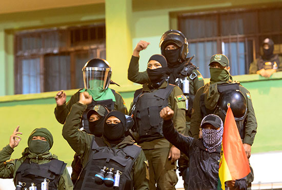 أفراد الشرطة البوليفية المنضمين لصفوف المتظاهرين