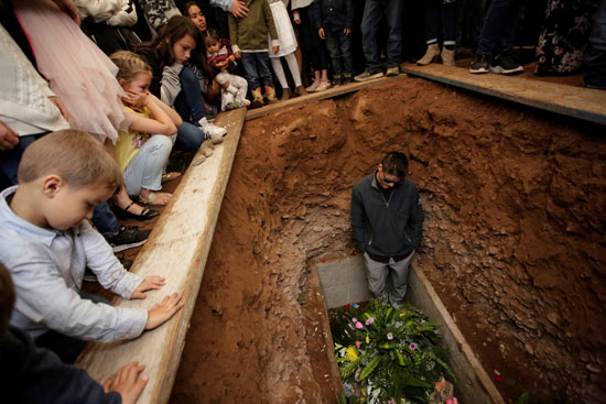 مراسم دفن الضحايا