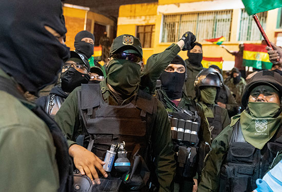 أفراد الشرطة وسط المتظاهرين ضد موراليس