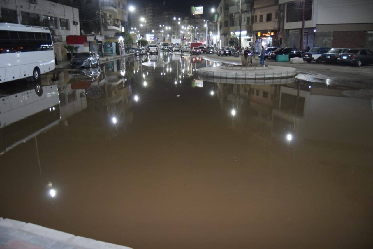 إنفجار خط مياه رئيسى بميدان الثقافة أكبرميادين محافظة سوهاج (3)