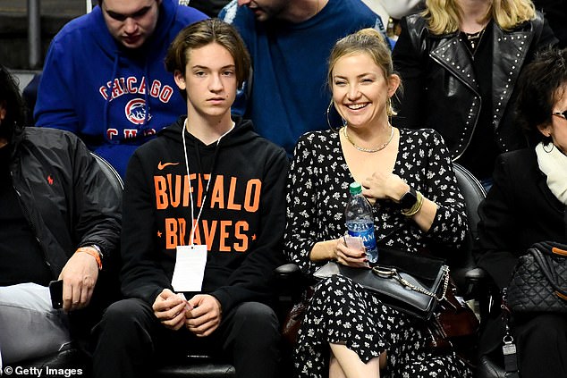 كيت هدسون مع ابنيها في مباراة لكرة السلة
