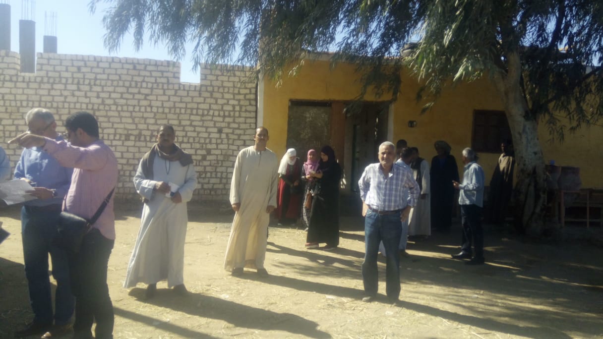 رئيس مدينة إسنا يزور قرية لغريرة إستعداداً لإعادة إعمار 120 منزل (2)