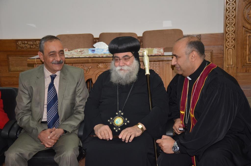 محافظ الإسماعيلية يلتقى بقياداتت كنيسة الانبا بشوى أثناء زيارته لها  (6)