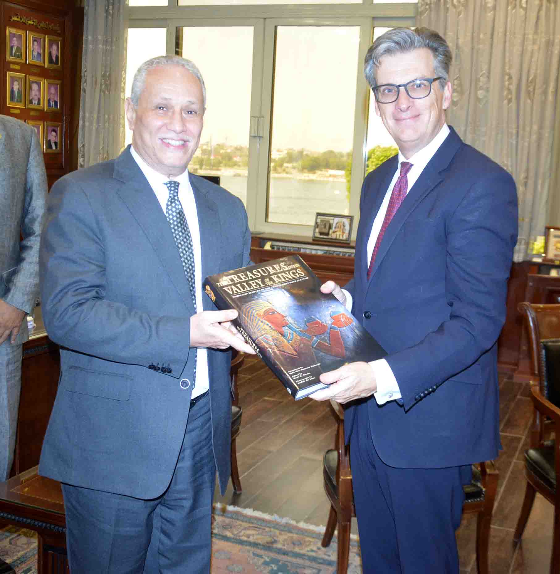 محافظ الأقصر يستقبل السفير البريطاني بالقاهرة لبحث التعاون وزيادة السائحين بالموسم الشتوي (2)