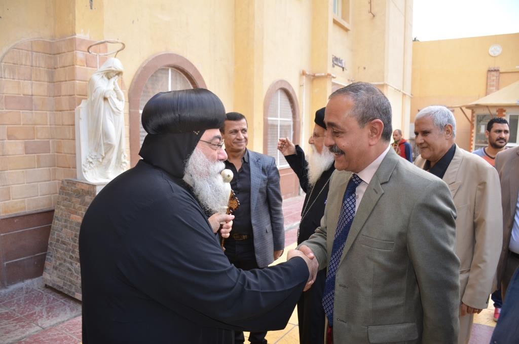 محافظ الإسماعيلية يلتقى بقياداتت كنيسة الانبا بشوى أثناء زيارته لها  (1)
