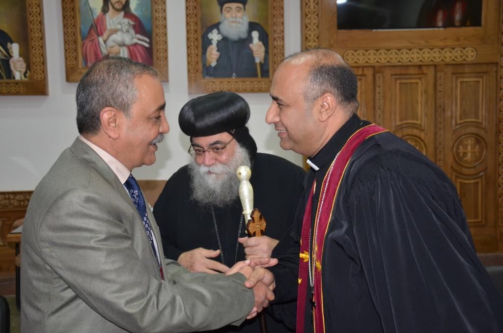 محافظ الإسماعيلية يلتقى بقياداتت كنيسة الانبا بشوى أثناء زيارته لها  (7)
