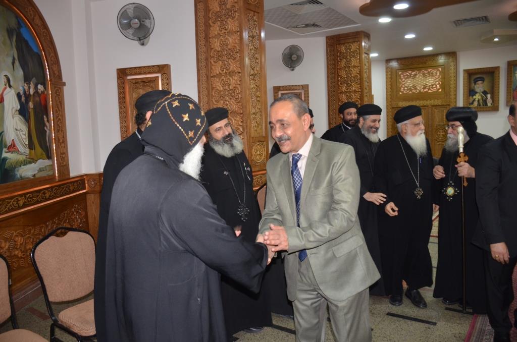 محافظ الإسماعيلية يلتقى بقياداتت كنيسة الانبا بشوى أثناء زيارته لها  (8)