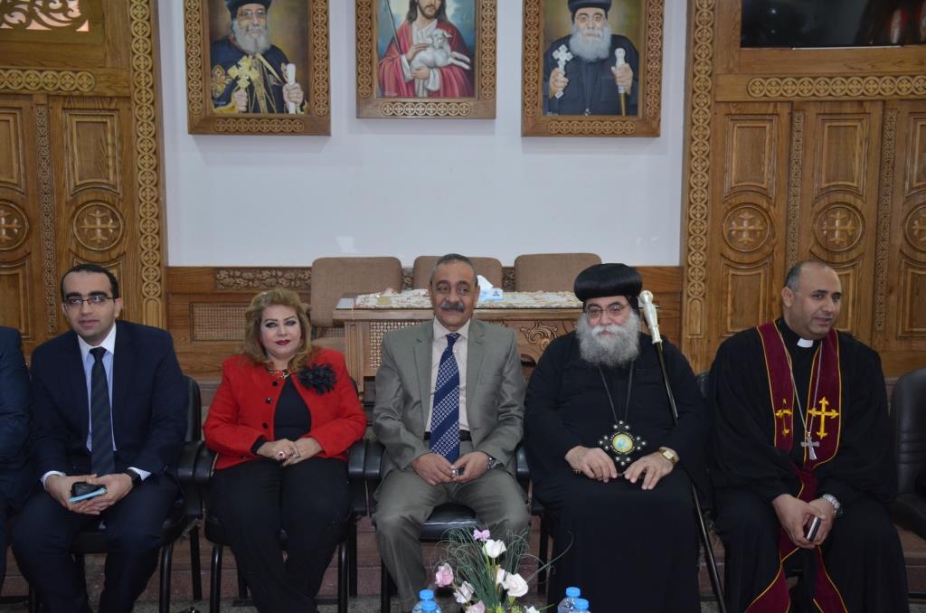 محافظ الإسماعيلية يلتقى بقياداتت كنيسة الانبا بشوى أثناء زيارته لها  (5)