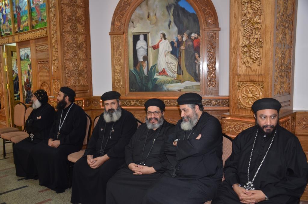 محافظ الإسماعيلية يلتقى بقياداتت كنيسة الانبا بشوى أثناء زيارته لها  (3)