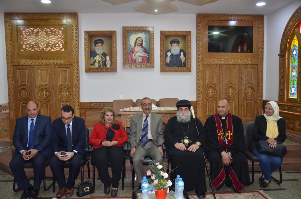 محافظ الإسماعيلية يلتقى بقياداتت كنيسة الانبا بشوى أثناء زيارته لها  (2)