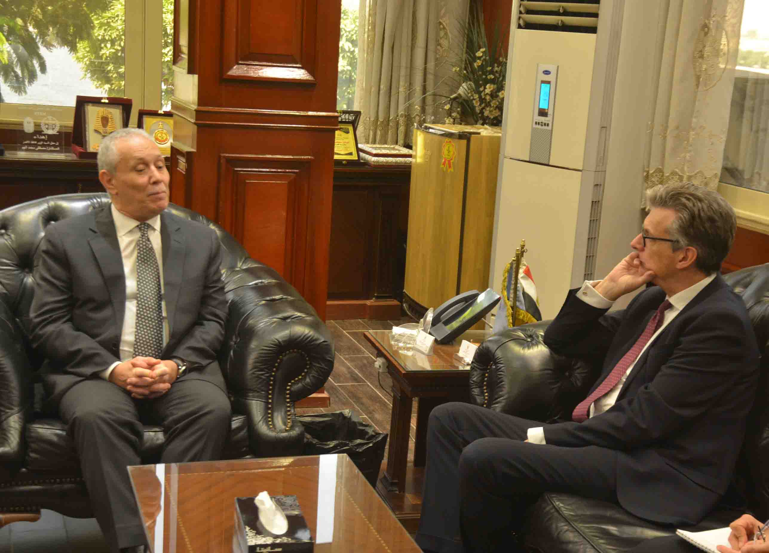 محافظ الأقصر يستقبل السفير البريطاني بالقاهرة لبحث التعاون وزيادة السائحين بالموسم الشتوي (1)