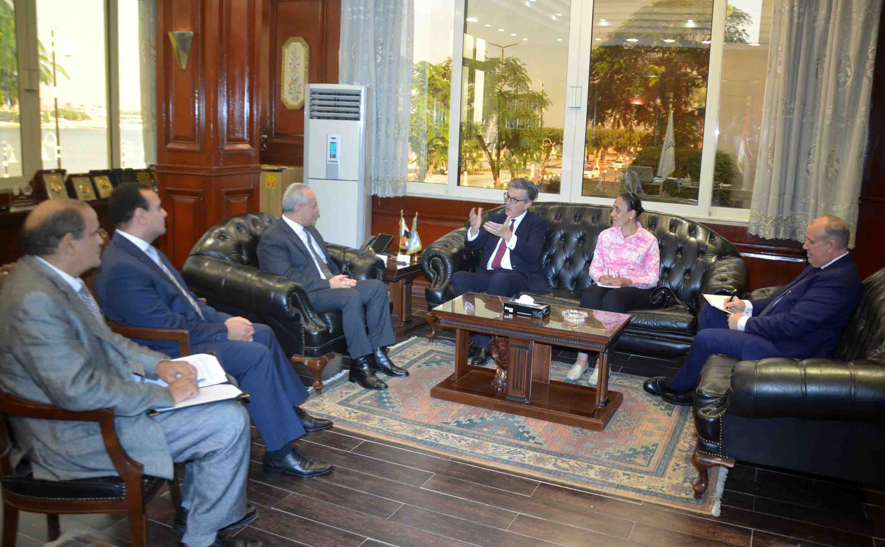 محافظ الأقصر يستقبل السفير البريطاني بالقاهرة لبحث التعاون وزيادة السائحين بالموسم الشتوي (4)