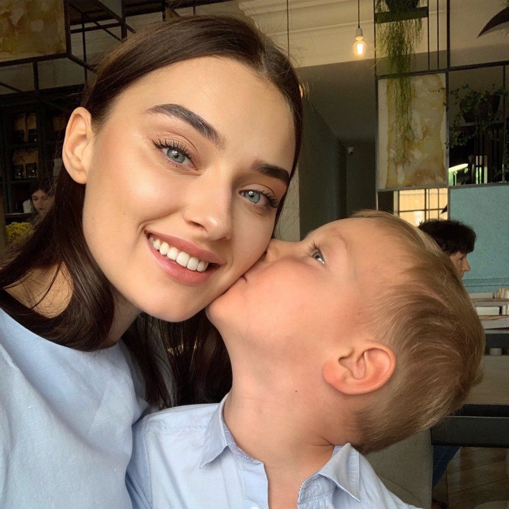 أليكس يقبل والدته ملكة جمال أوكرانيا السابقة