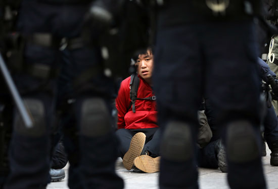 ناشط محتجر من شرطة الشغب فى هونج كونج