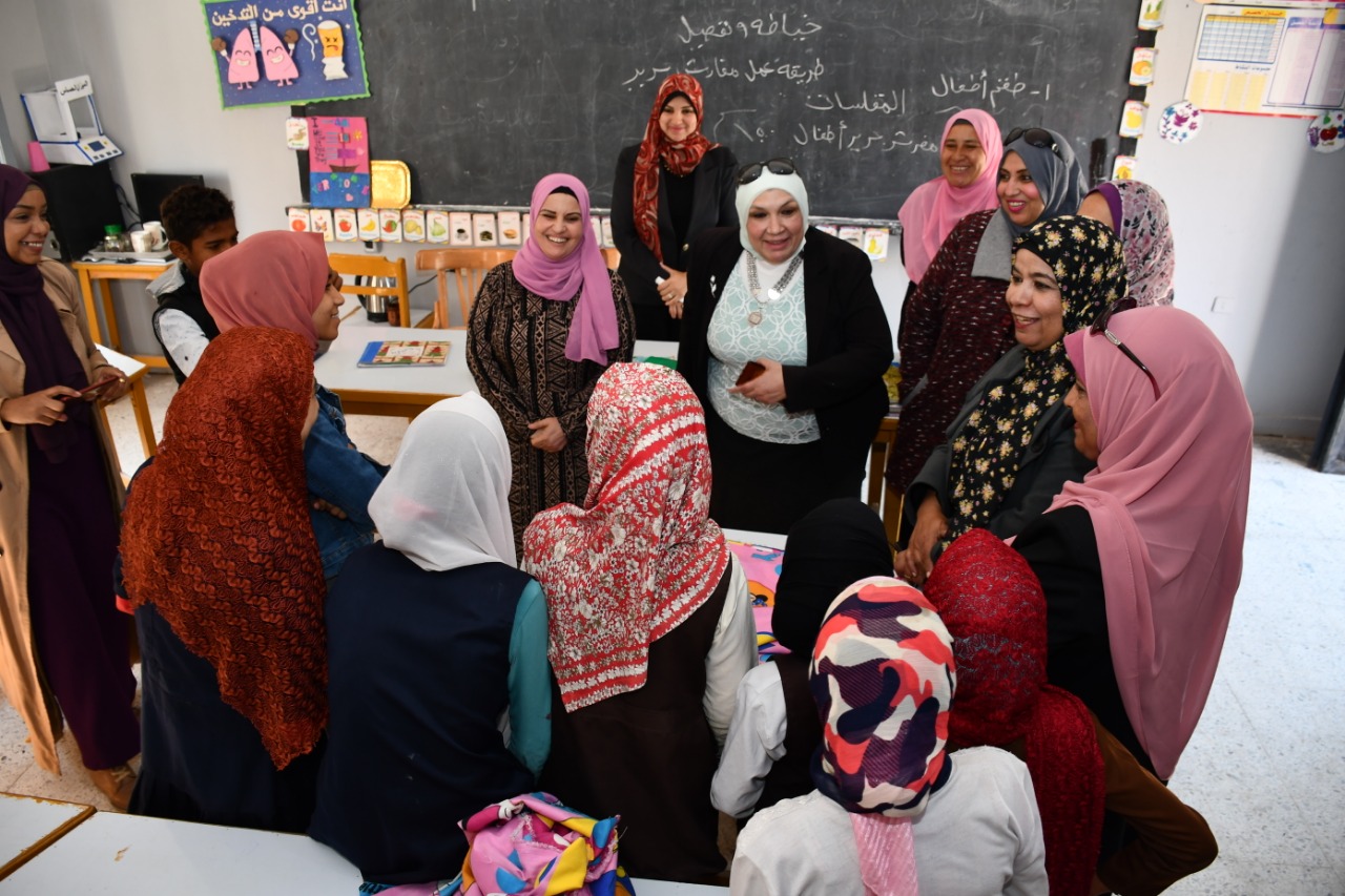 4-رئيسة الجامعة مع المسئولين بالمدرسة 4-رئيسة الجامعة مع المسئولين بالمدرسة