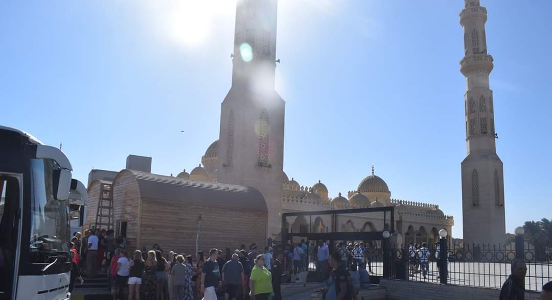 السياح يزورون مسجد الميناء الكبير (2)
