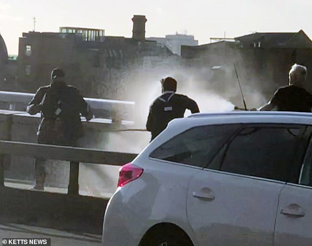 مواطنون بريطانيون يحاولون السيطرة على منفذ هجوم لندن