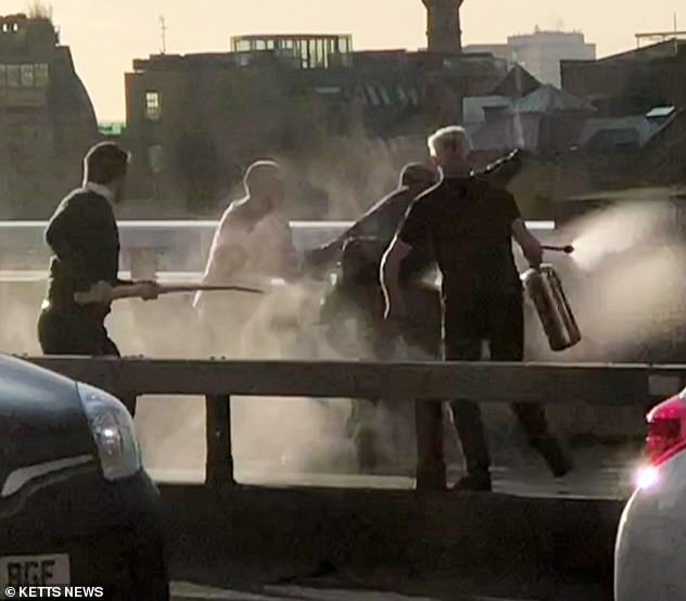 3 رجال يسيطرون على منفذ هجوم لندن قبل وصول الشرطة