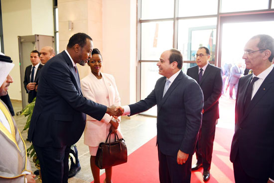 الرئيس السيسى يتفقد معرض القاهرة الدولى للاتصالات وتكنولوجيا المعلومات (8)