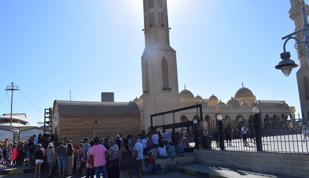 السياح يزورون مسجد الميناء الكبير (1)