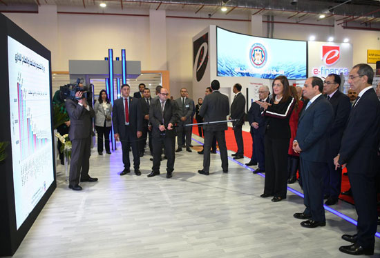 الرئيس السيسى يتفقد معرض القاهرة الدولى للاتصالات وتكنولوجيا المعلومات (2)