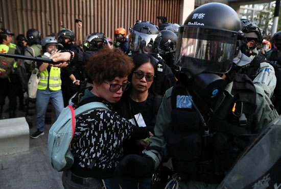 الشرطة تحيط بناشطتين فى هونج كونج