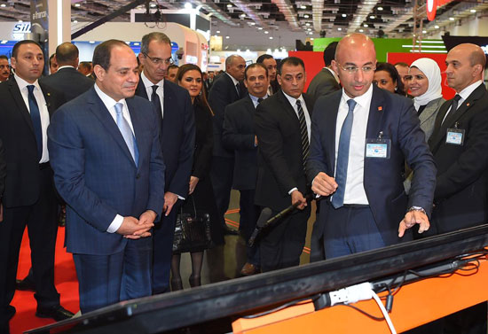الرئيس السيسى يتفقد معرض القاهرة الدولى للاتصالات وتكنولوجيا المعلومات (1)