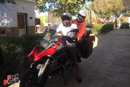 رحالة بولندى وزوجته يسافران من بلدهما إلى الوادى الجديد على دراجة نارية (8)