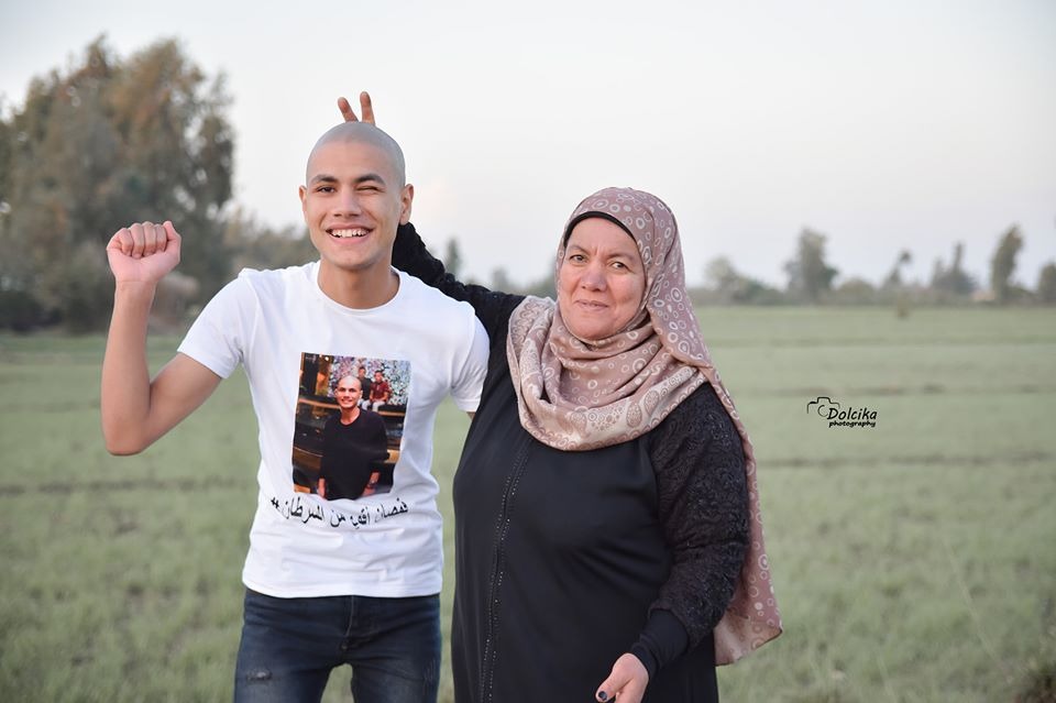 محمد قمصان متحدى السرطان مع والدته (6)
