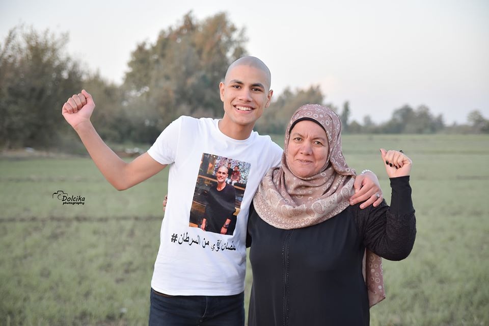 محمد قمصان متحدى السرطان مع والدته (5)