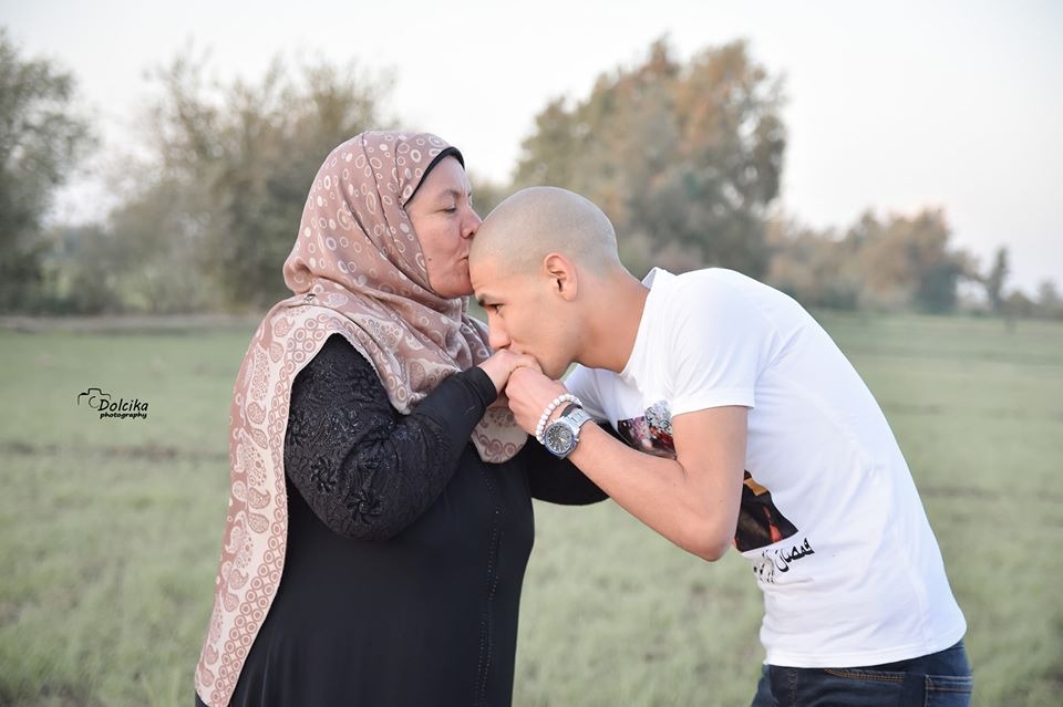 محمد قمصان متحدى السرطان مع والدته (10)