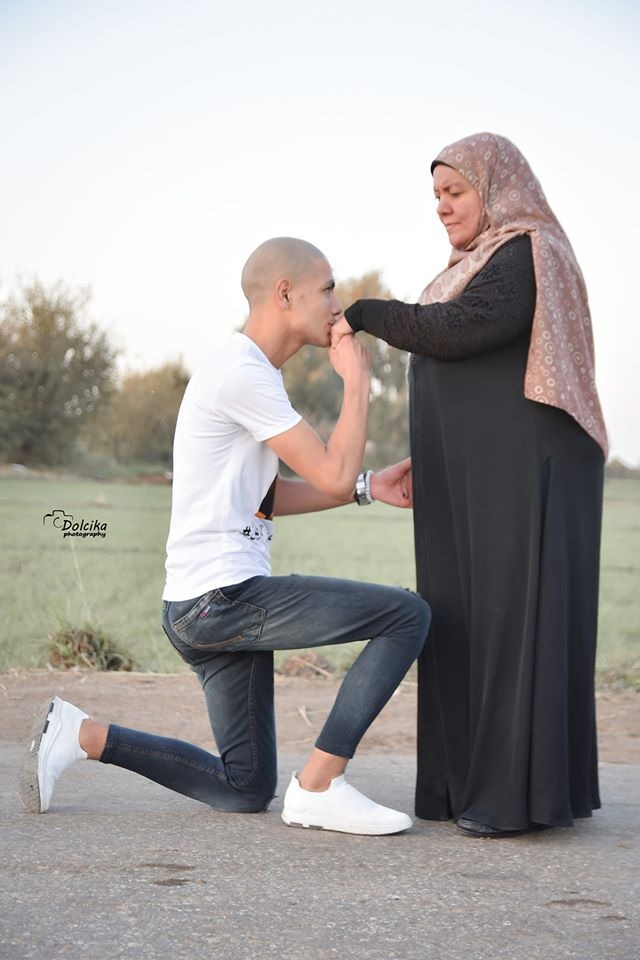 محمد قمصان متحدى السرطان مع والدته (11)