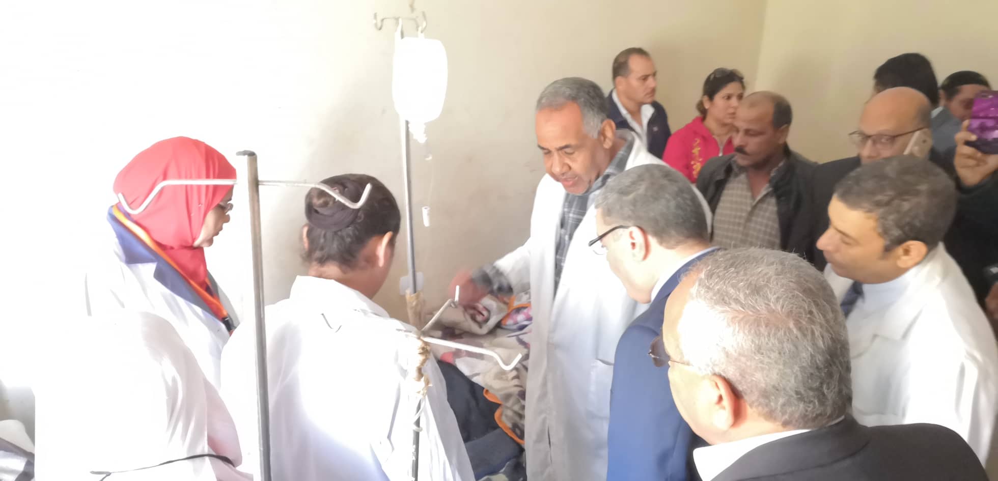 محافظ المنيا يتابع حالة المصابين في حادث انهيار سور الكنيسة الأثرية بدير ابوفانا  (3)