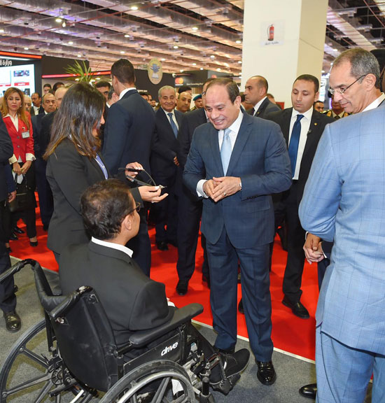 الرئيس السيسى يتفقد معرض القاهرة الدولى للاتصالات وتكنولوجيا المعلومات (4)