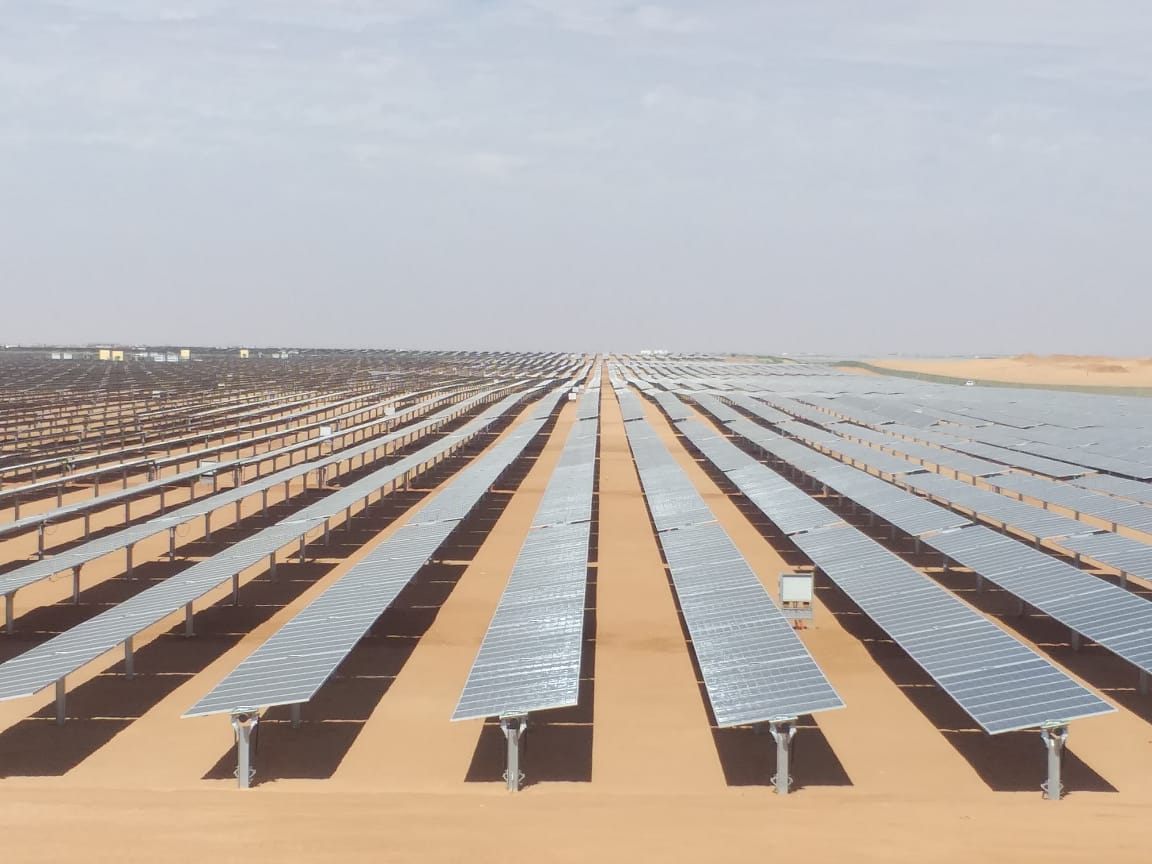 أكبر تجمع لمحطات توليد الكهرباء من الطاقة الشمسية بالعالم بمحافظة أسوان  (13)