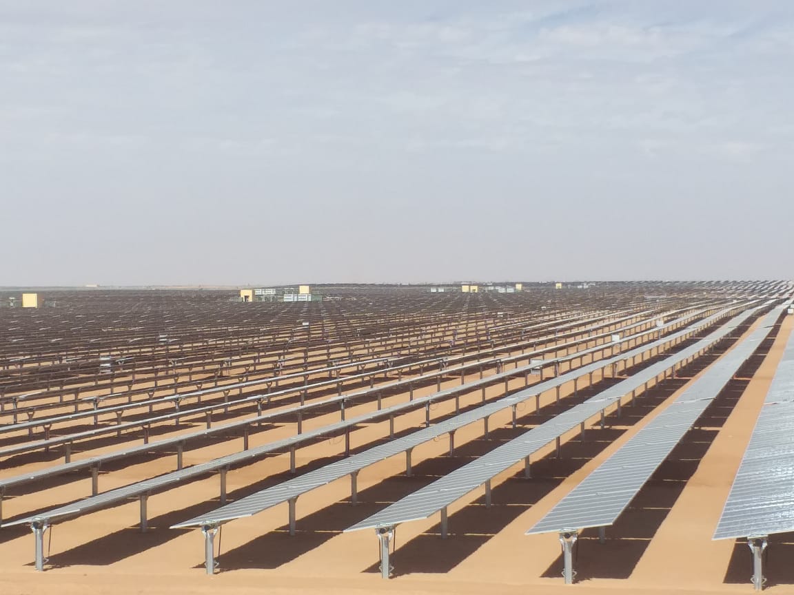 أكبر تجمع لمحطات توليد الكهرباء من الطاقة الشمسية بالعالم بمحافظة أسوان  (11)