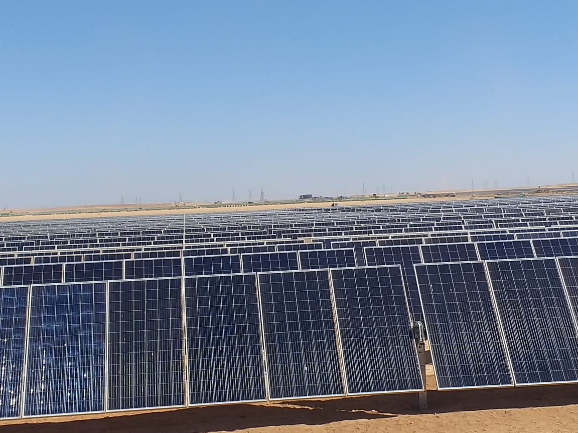 أكبر تجمع لمحطات توليد الكهرباء من الطاقة الشمسية بالعالم بمحافظة أسوان  (12)